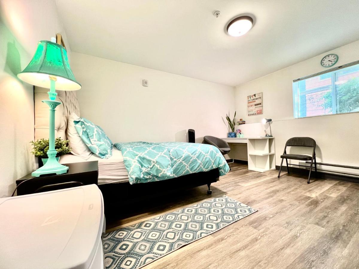 Private Room With Shared Bathroom On The 1St Floor 10 Minutes Walk To University Of Washington Сиатъл Екстериор снимка