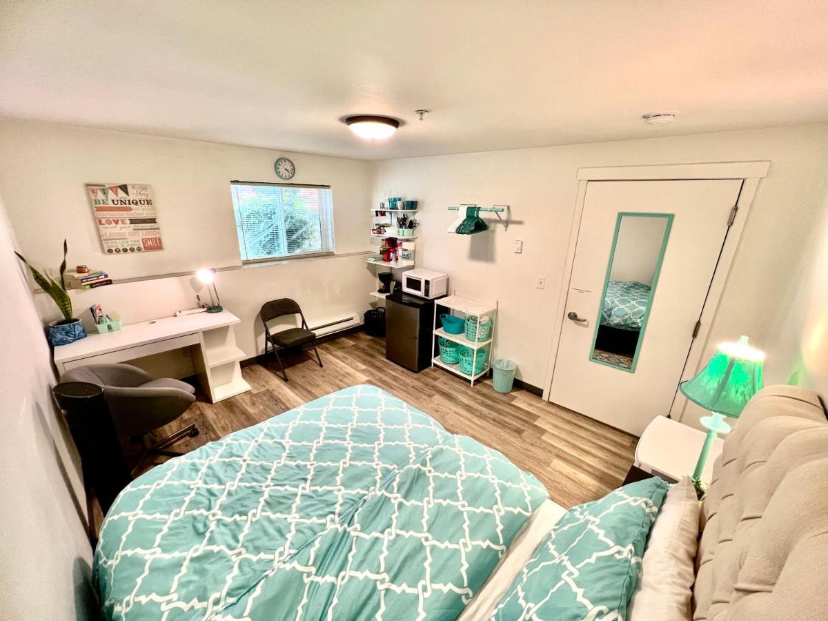 Private Room With Shared Bathroom On The 1St Floor 10 Minutes Walk To University Of Washington Сиатъл Екстериор снимка